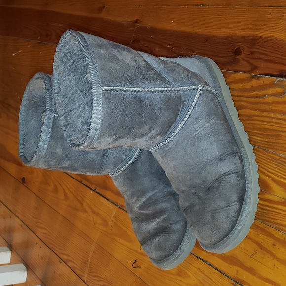 UGG Classic Short 2 Boot, Sized 6 in Grey. - Picture 1 of 9